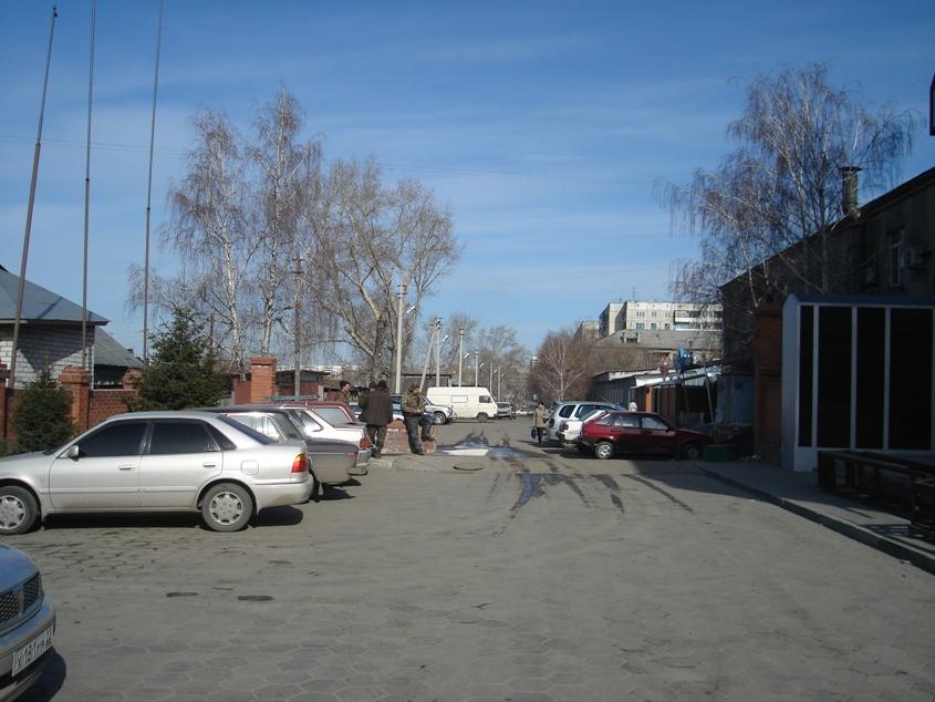 парковка перед зданием торгового центра ИГОРЬ в Барнауле